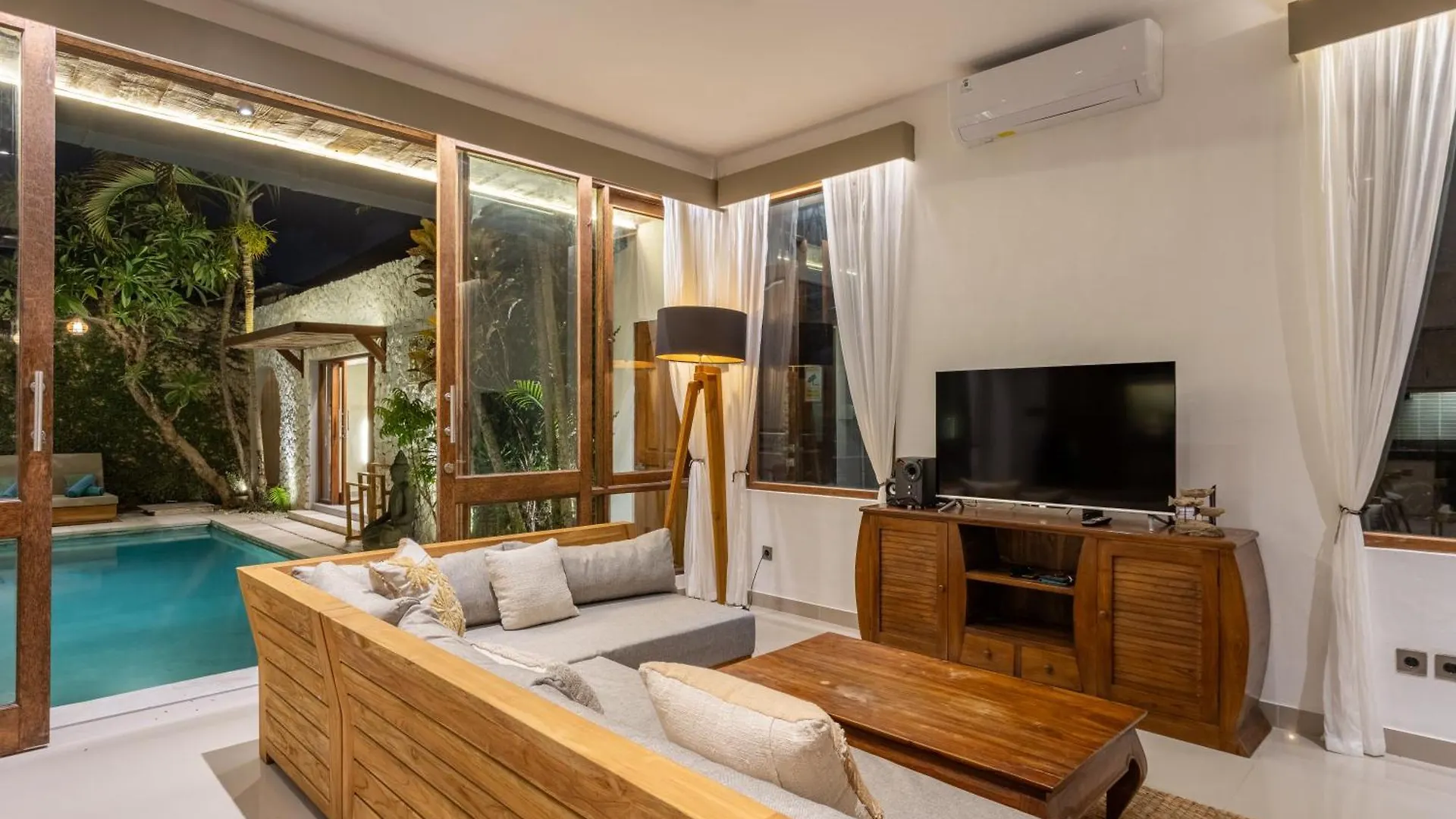 Villa Tropea By Balisuperhost Seminyak Indonesien